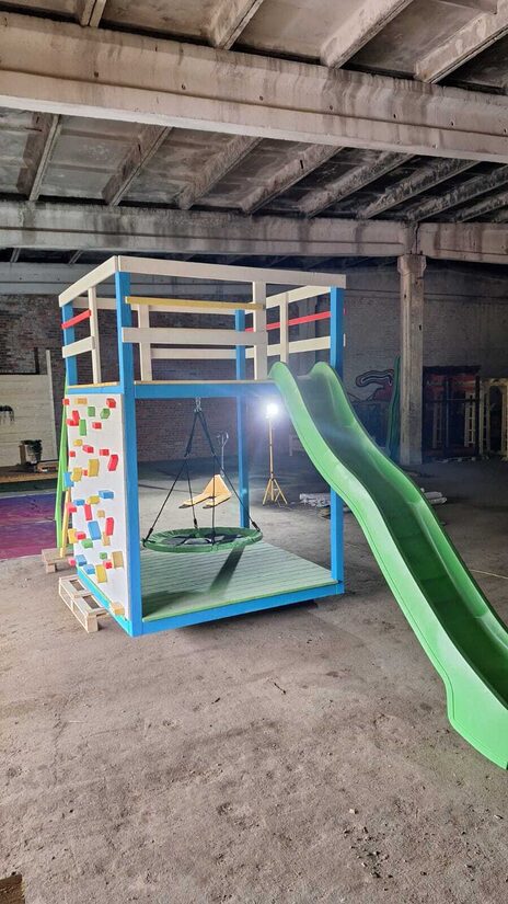 Bērnu rotaļu tornis ar slidkalniņu, šūpolēm un kāpšanas sienu 